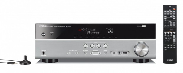 Yamaha RX-V373 - Front in Silber, mit Fernbedienung (Bild: Hersteller)